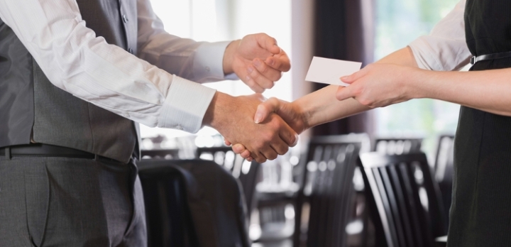 CÁCH TRAO NHẬN DANH THIẾP LỊCH THIỆP